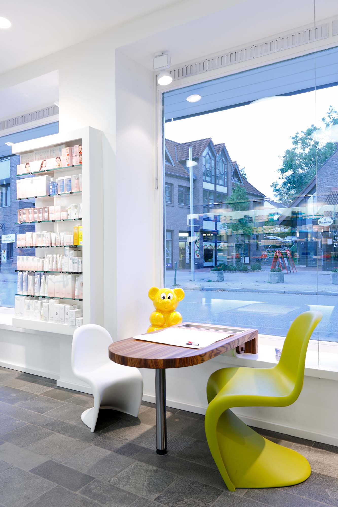 Laden, Umbau einer Apotheke in Heikendorf